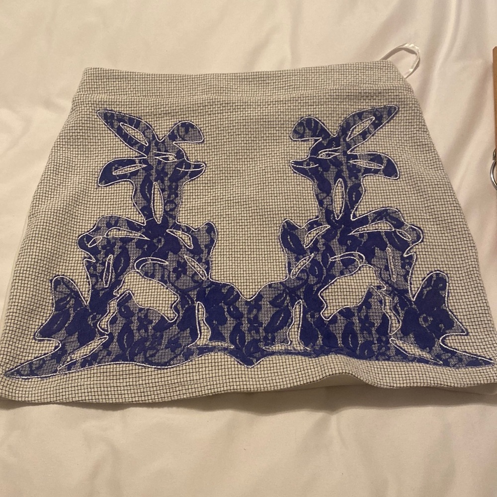 MINI SKIRT W BLUE DESIGN. SUPER CUTE DESIGN WEAVE. This skirt turns heads!